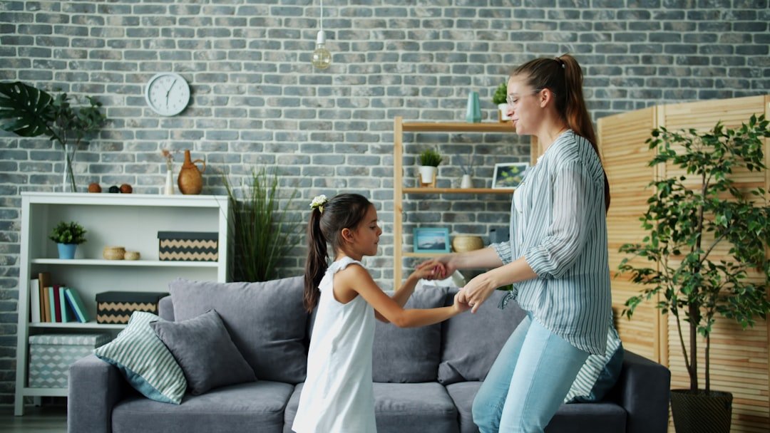 Scène familiale dans un intérieur contemporain